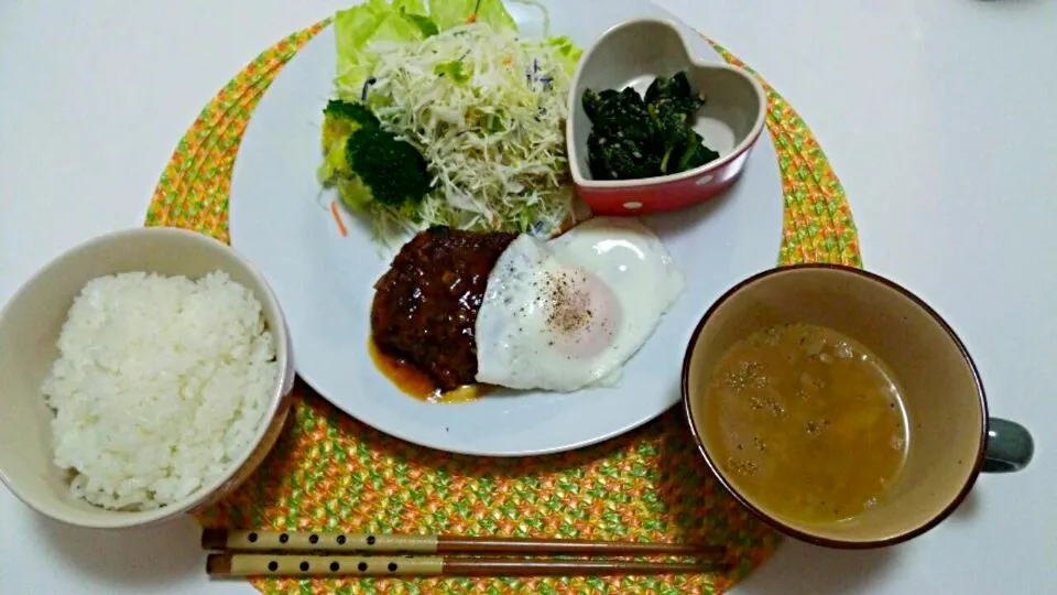 煮込みハンバーグ、サラダ、ほうれん草の胡麻和え、コンソメスープ♡|yuiさん