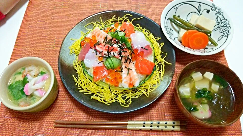 海鮮ちらし寿司、高野豆腐の煮物、茶碗蒸し、お吸い物♡|yuiさん