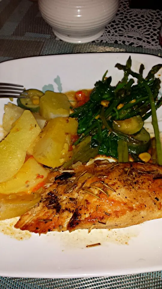 Rosemary chicken with wine sauce, sparagus and spinach sautee|dayanaさん