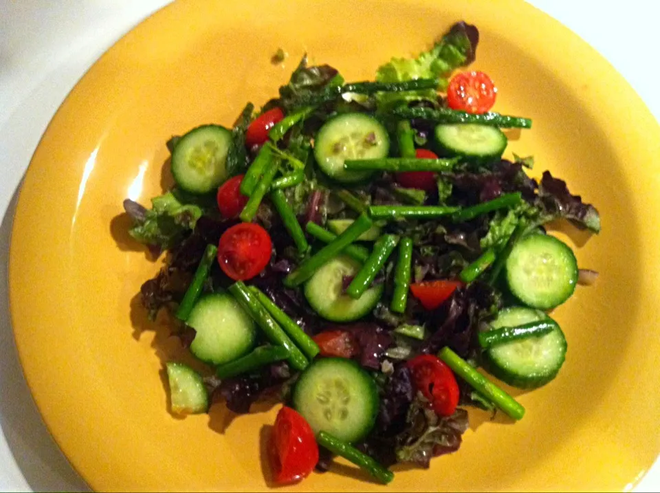 Salad dinner: lettuce, baby tomatoes, grilled asparagus, cucumbers|victoria valerioさん