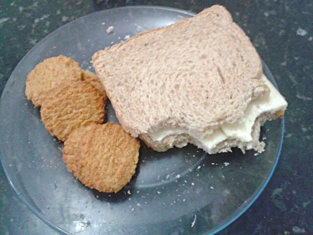 03/03/2014 - lanche da tarde/jantar

sanduiche de pão integral e queijo de coalho light + cookies de limão|Gabriela Baptistaさん