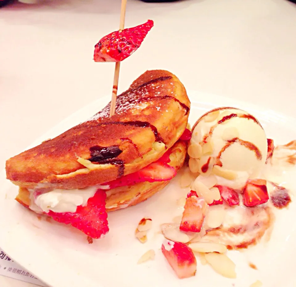 Strawberry sandwiches with vanilla ice-cream|PeonyYanさん