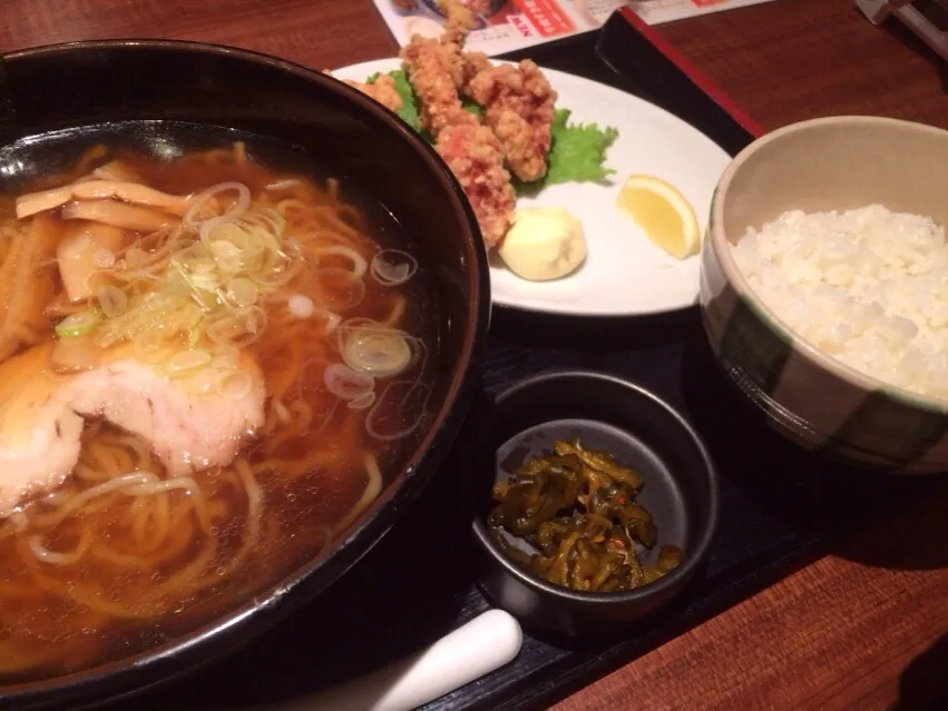 醤油ラーメンとから揚げ定食を頂きました。|momongatomoさん