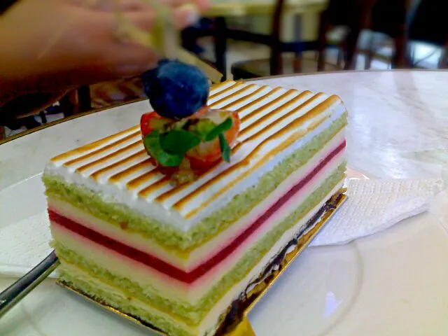 Pistachio and raspberry slice|Slinkyさん