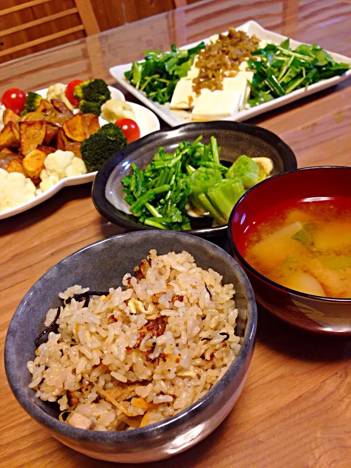 ひじきご飯 豆腐サラダ 温野菜 かぶのお味噌汁 かぶの端切れの浅漬け|Fumieさん