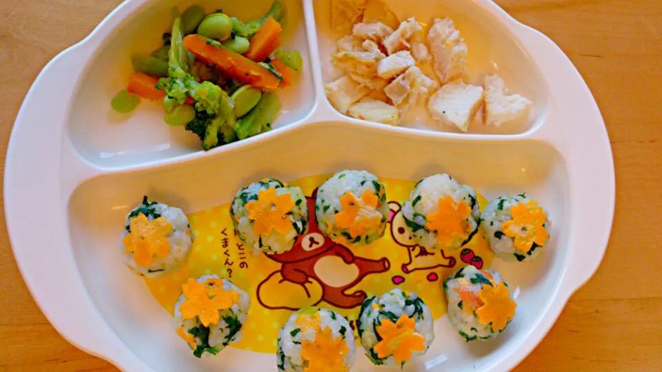 みーちゃんの晩御飯(鯛の塩焼き/茹で野菜ドレッシング和え/野菜と卵おにぎり)|あんこさん