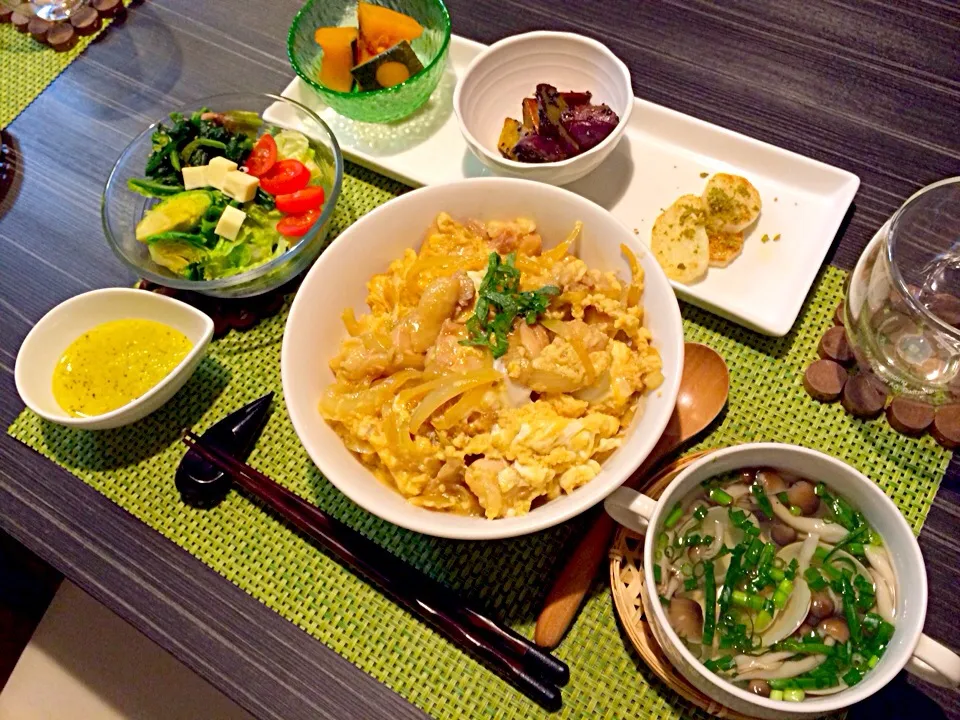 今夜はふわとろ親子丼、緑黄色野菜サラダ、南瓜煮物、大学芋、山芋ソテー柚子胡椒和え、潮汁です。|かれんさん