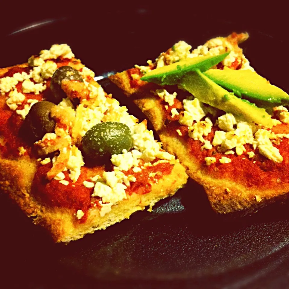 H/made pizza w feta, avo & olives|Stefan Labuschagneさん