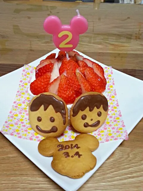 Snapdishの料理写真:２歳お誕生日ケーキ★イチゴのヨーグルトレアチーズケーキ|こうちゃんmamaさん