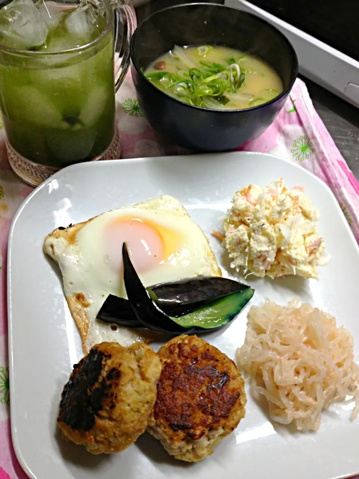 豚肉のミートボールとあとは、常備菜。味噌汁は白菜です。|ハルさん