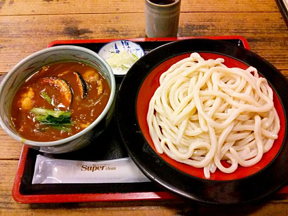 武蔵野うどん 期間限定のカレーうどん。
うどんは、1.5玉で50円増し、2玉で100円増しです。
注文を受けてから、うどんを茹でますので待ち時間があります。
カボチャやブロッコリーがなどか入っているスパイシーなカレー汁に、コシのあるうどんを漬け込んで食べる、もり方式を選びました！
( ☆∀☆)|東京ライオンズさん