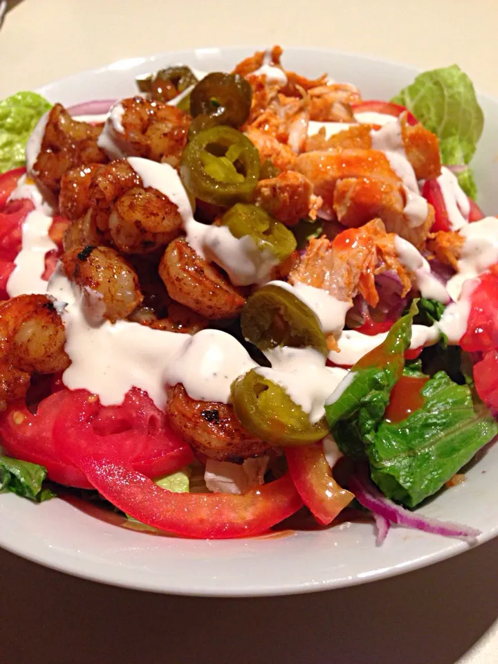 Cajun shrimp and buffalo chicken salad|bertocci infernoさん