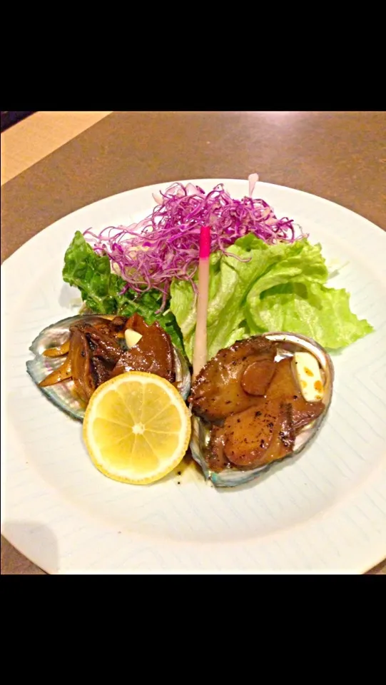 Snapdishの料理写真:アワビ、醤油とバーター入り abalone or earshell|エリカ❤️さん