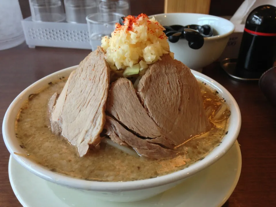 Snapdishの料理写真:豚野郎ラーメン900円にんにく増量|PegaOさん