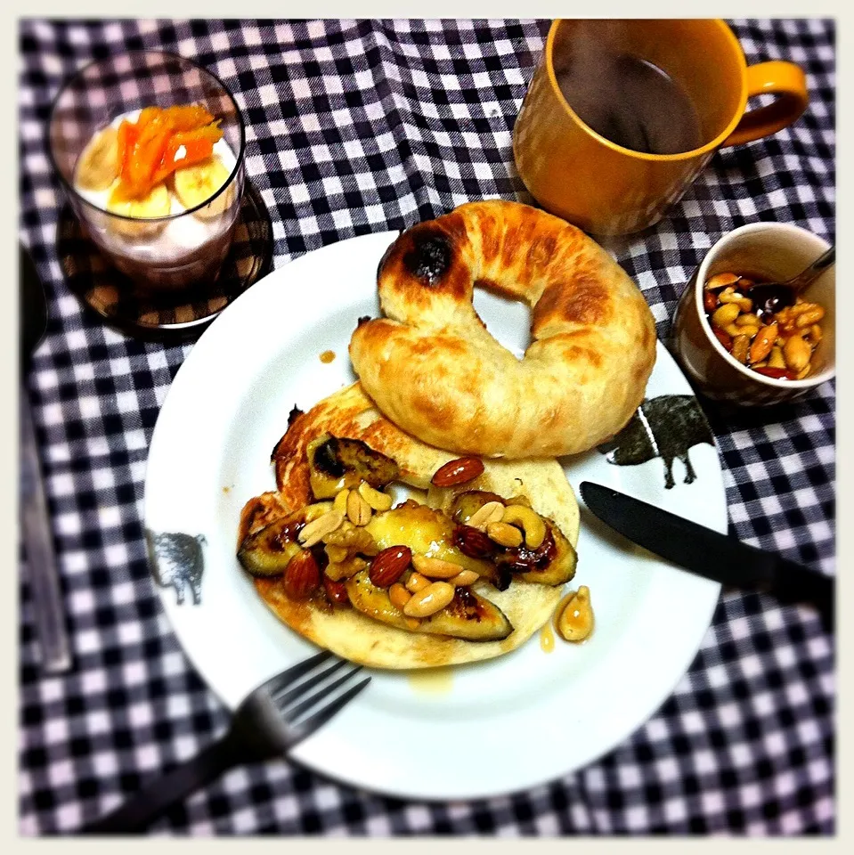 Snapdishの料理写真:Bagel with Caramelize Banana & Maple Nuts 🍌🍯|welcomeizumiさん