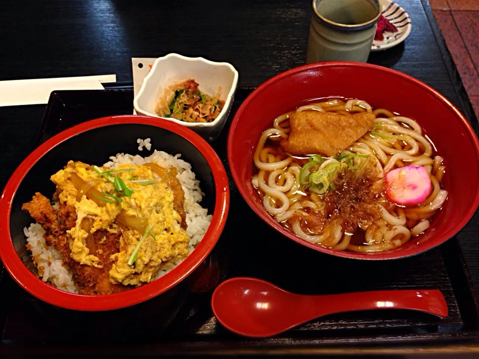 Snapdishの料理写真:本日の日替わり。親子丼と、うどん|大石さん