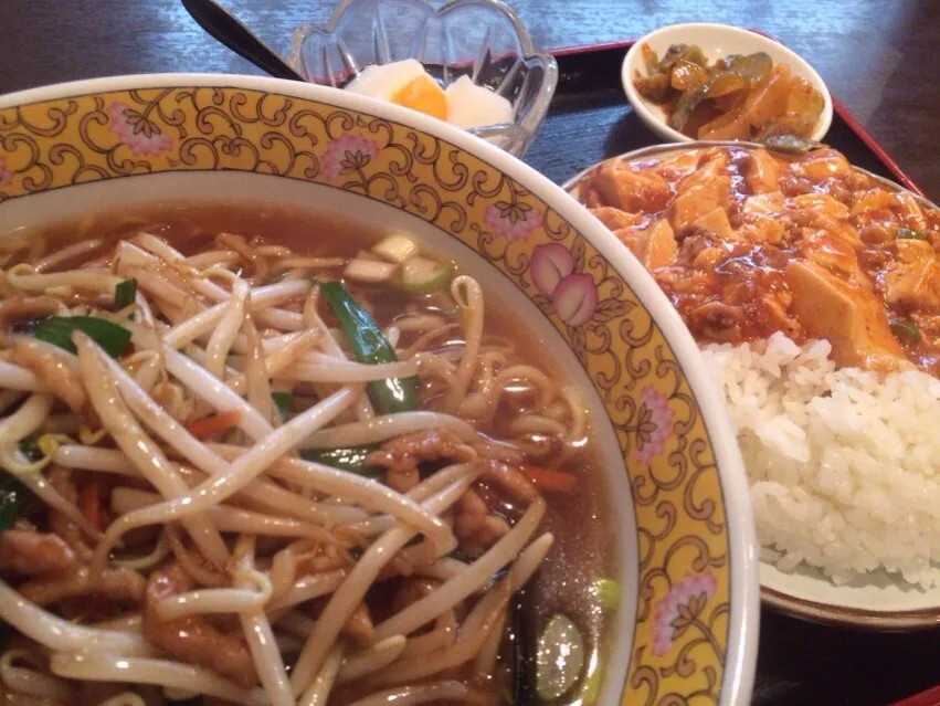 豚細切りもやしラーメンと小麻婆豆腐丼を頂きました。|momongatomoさん