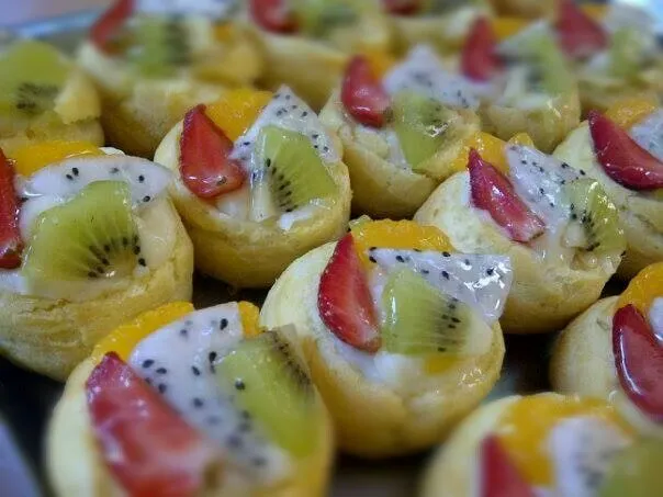 Snapdishの料理写真:Mixed Fruit Vanilla Choux|esty linggarsihさん