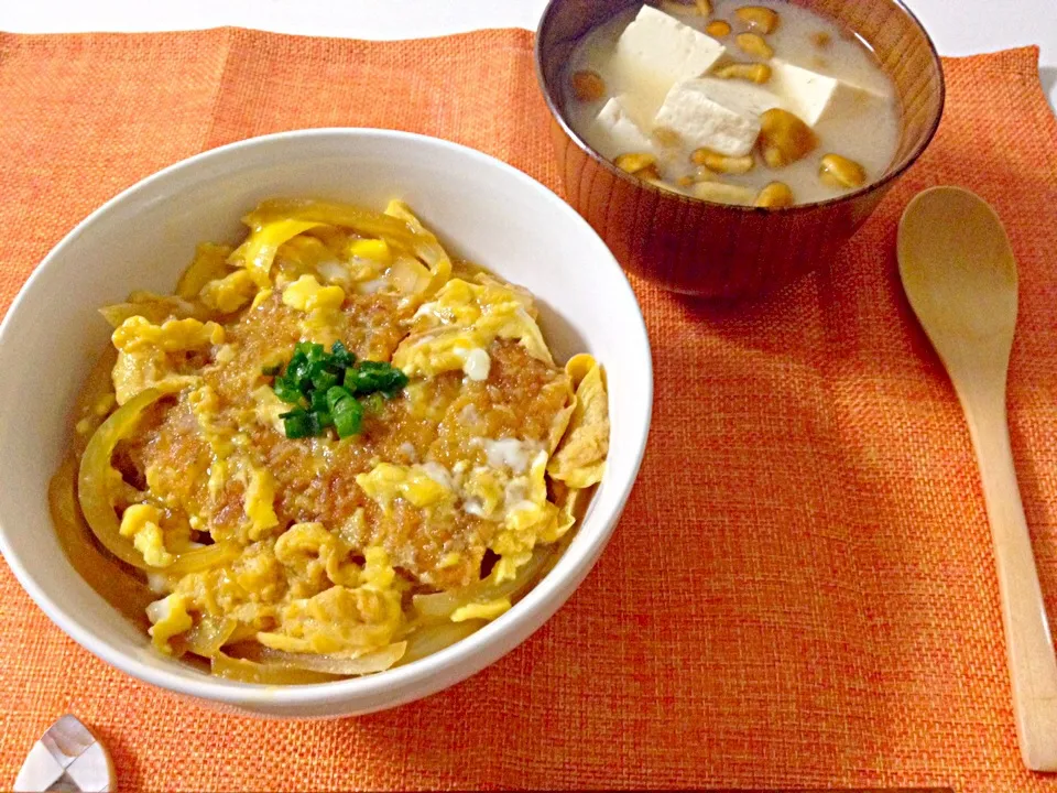 ロースカツ丼・なめこと豆腐のお味噌汁|Accaさん