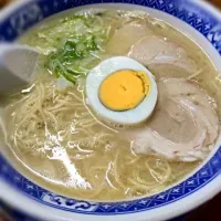 Snapdishの料理写真:トンコツラーメン   六三さんストレートな細麺
スープも割りとあっさり！(^^)