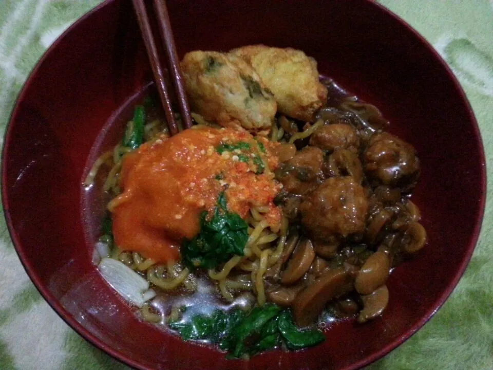 mie ayam jamur tahu bakso goreng - chicken noodles soup with mushroom n fried meatball tofu|Asti 🌸🌸さん