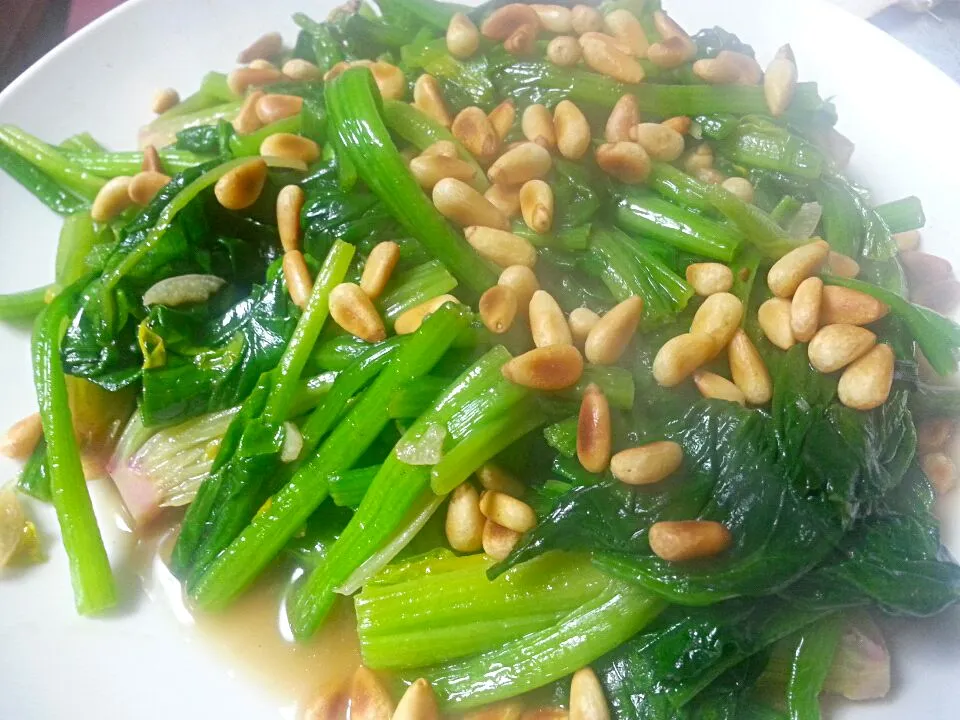 Snapdishの料理写真:ほうれん草と松の実炒め SPINACH AND PINE SEED SAUTE|Analyn Austriaさん