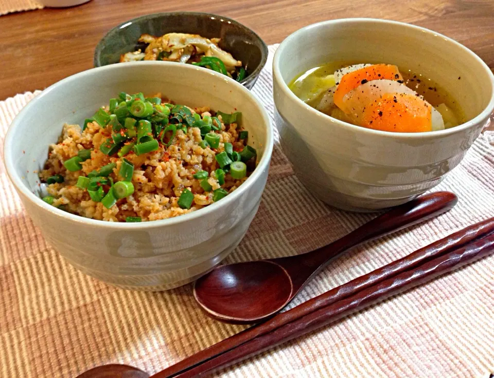 鶏そぼろ丼、根菜の和風スープ、ピーマンと竹輪のきんぴら|サチさん