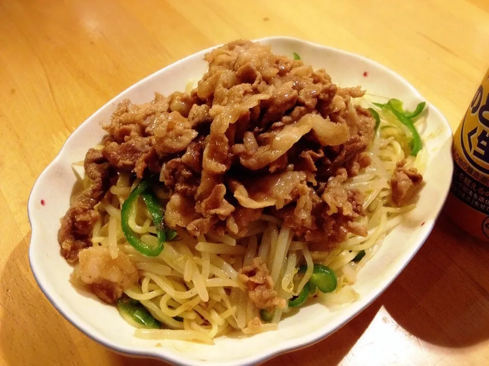 Snapdishの料理写真:塩焼きソバにドカ盛り肉😁🍺|ジイジさん