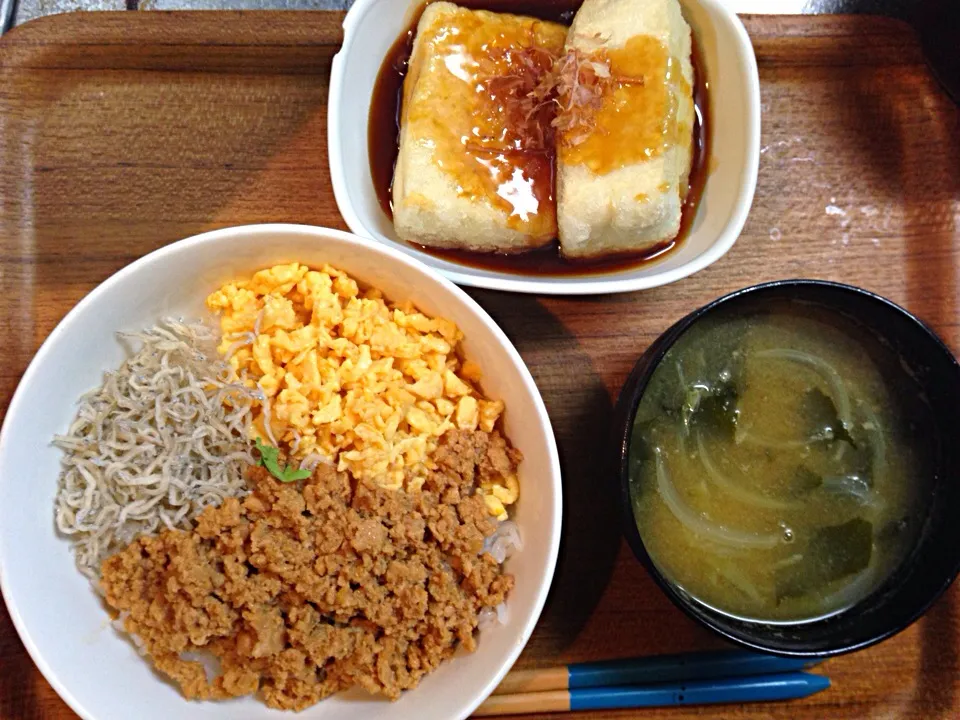 そぼろ丼   揚げ出し豆腐   味噌汁|だいちゃんさん