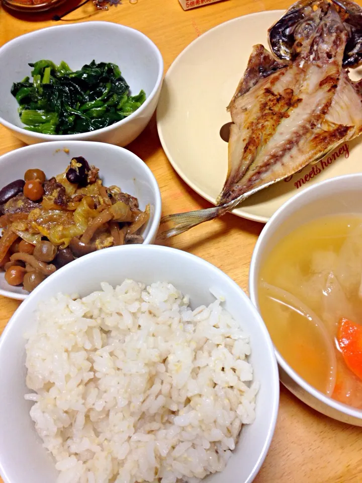 アジの開き、ほうれん草のナムル、牛肉とキノコのすき焼き風煮、人参と玉ねぎのお味噌汁と、麦入りごはん！|maysugarさん