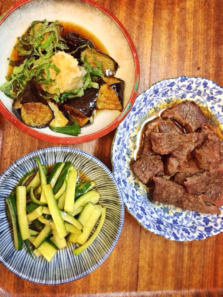 今日の晩ご飯が揚げ茄子、焼肉ときゅうりのたたきです。|Zaytseva Annaさん