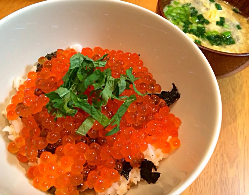 イクラと焼き鮭の混ぜご飯で親子丼♡とろろ昆布と玉子のお味噌汁♡|Miku Nishimuraさん