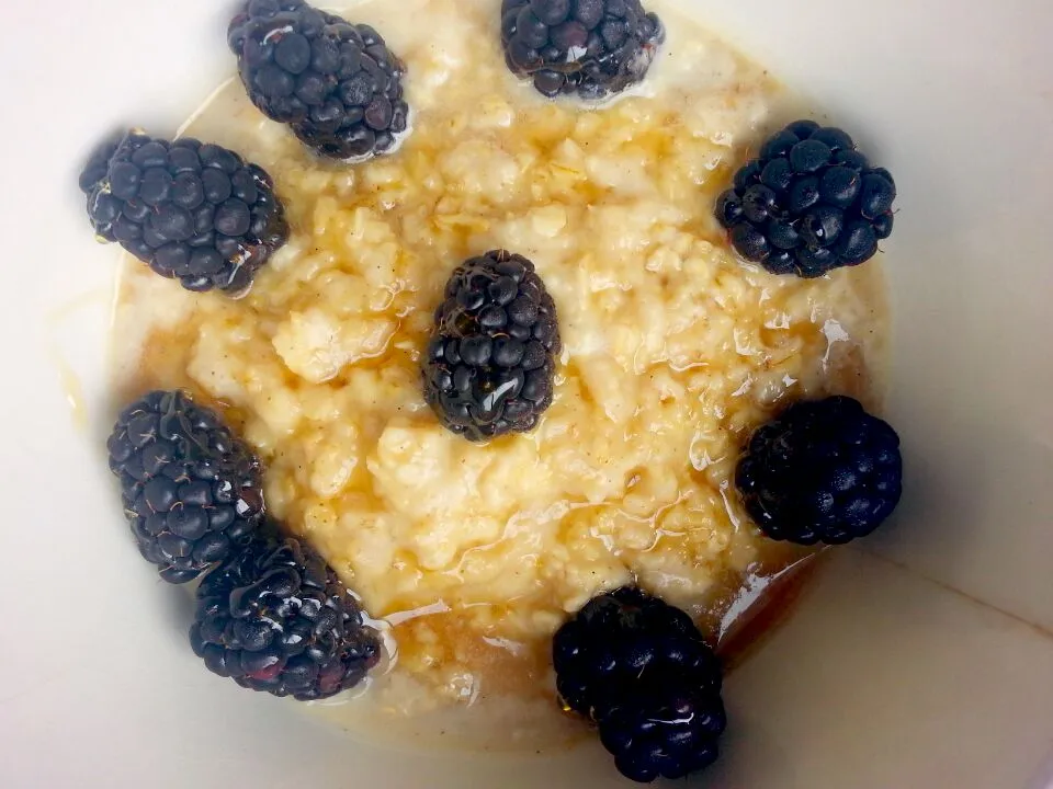 Snapdishの料理写真:Vanilla bean oatmeal w/ honey and black berries! <3|Michelle Mylesさん