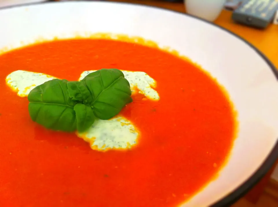 Tomatensuppe mit Ricotta-Basilikumnocken|sweet tigerpunkさん