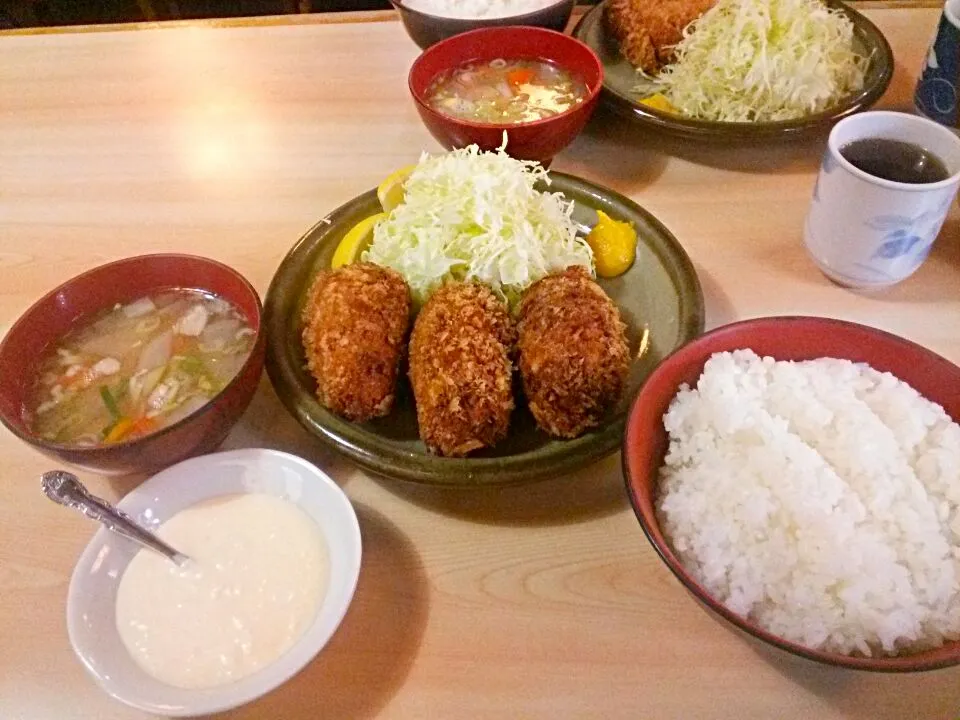 『おさむ』のカキフライ定食1000円。
１つのフライの中に、宮城県産の牡蠣が2～3個入っているので、食べ応えがあります。
期間限定の上、良い牡蠣が入荷しないとメニューから消されるレアアイテムのカキフライです。
(*≧∀≦*)|東京ライオンズさん