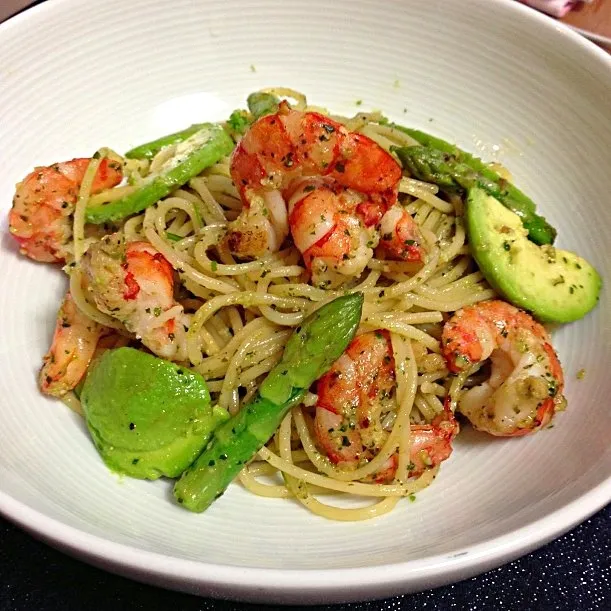 Shrimp avocado and asparagus pesto sauce pasta|Kumigarさん