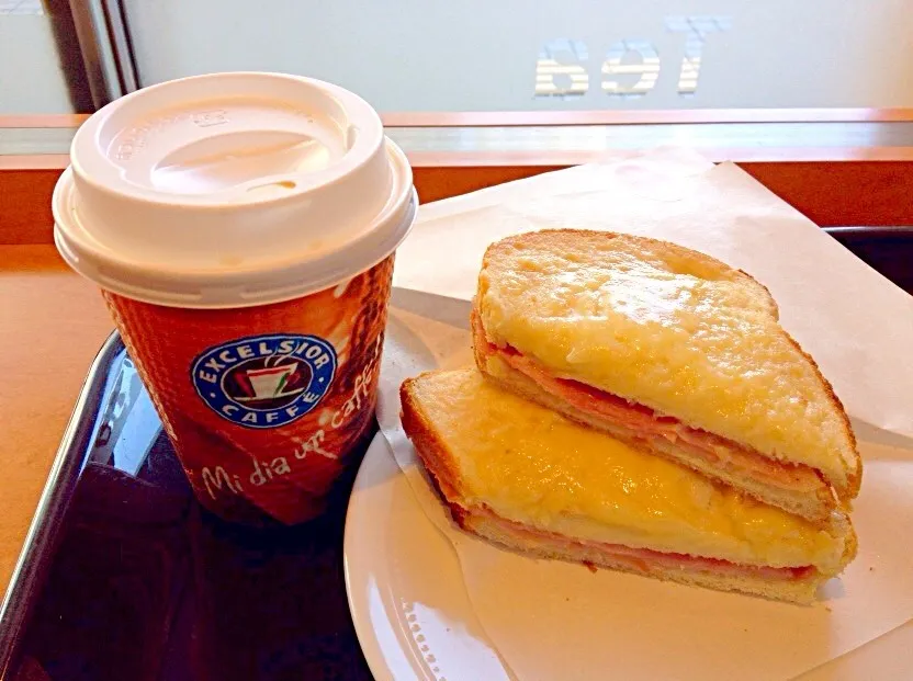 Croque Monsieur & Cafe Latte  (クロックムッシュ)|Liezlさん