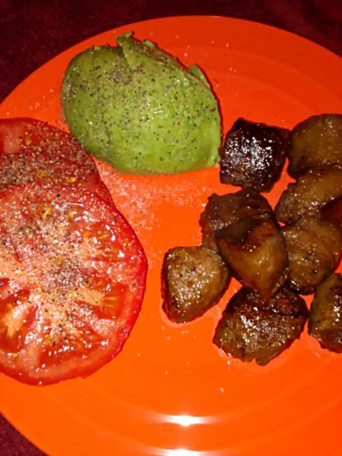 My dinner tonight. Fake tips, tomato and avocado.|Polly Gelfusoさん