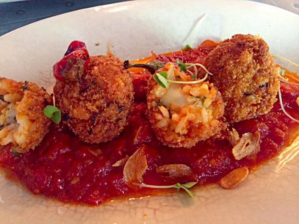 キャンベラで食べた前菜  チーズ入りライスフライ|juneshunさん