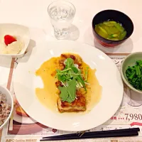 鶏のみぞれ煮、菜の花和え物、アスパラとキャベツの味噌汁、イチゴ大福|Akari Miyamotoさん