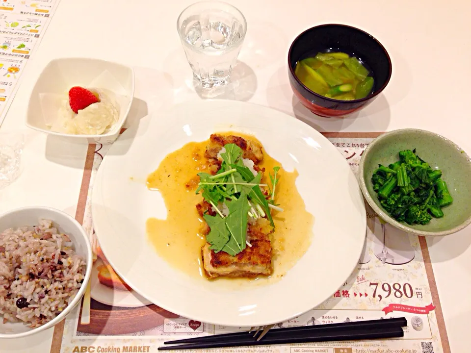 鶏のみぞれ煮、菜の花和え物、アスパラとキャベツの味噌汁、イチゴ大福|Akari Miyamotoさん