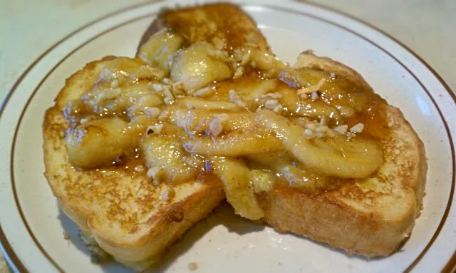 Hawaiian bread French toast with Bananas Foster rum topping and macadamia nuts|Jiraphon Gさん