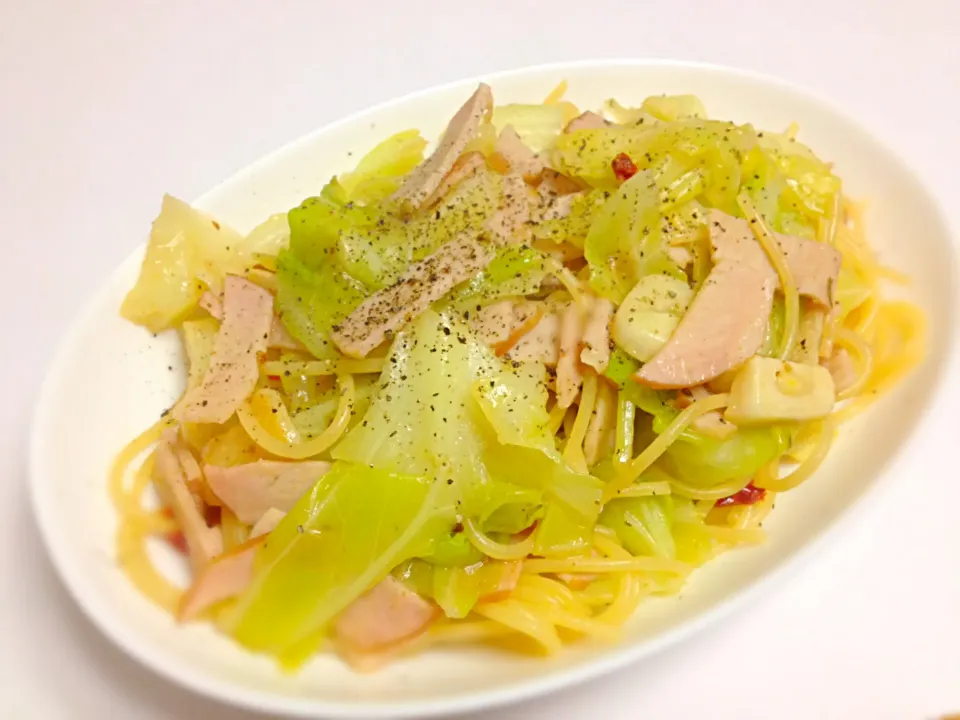 ハムとキャベツのペペロンチーノ（Ham and Cabbage Aglio,Olio e Peperoncino）|さっくんさん