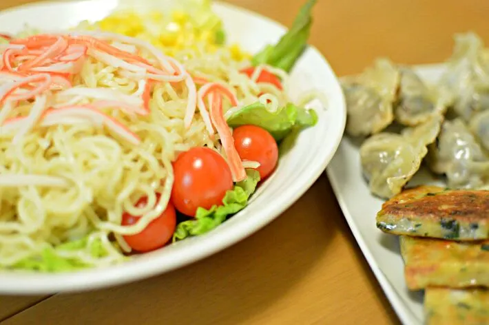 Snapdishの料理写真:北海道名物ラーメンサラダと手作り餃子&チヂミ|Madokaさん