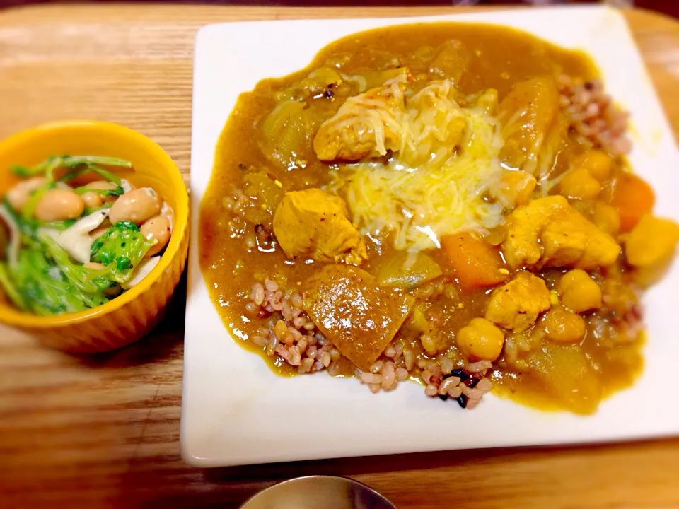 Snapdishの料理写真:豆苗と蒸し大豆オニオンサラダ。ガルバンゾーと豆乳ヨーグルトカレー|Meiko Nagaoさん