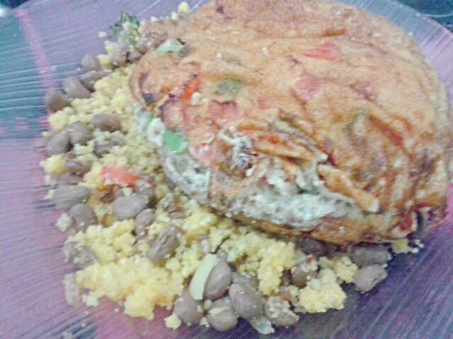 05/03/2014 - jantar

arrumadinho (feijão-verde + cuscuz + cebola + tomate + coentro)
omelete (4 claras + 1 gema + tomate + pimentão)|Gabriela Baptistaさん