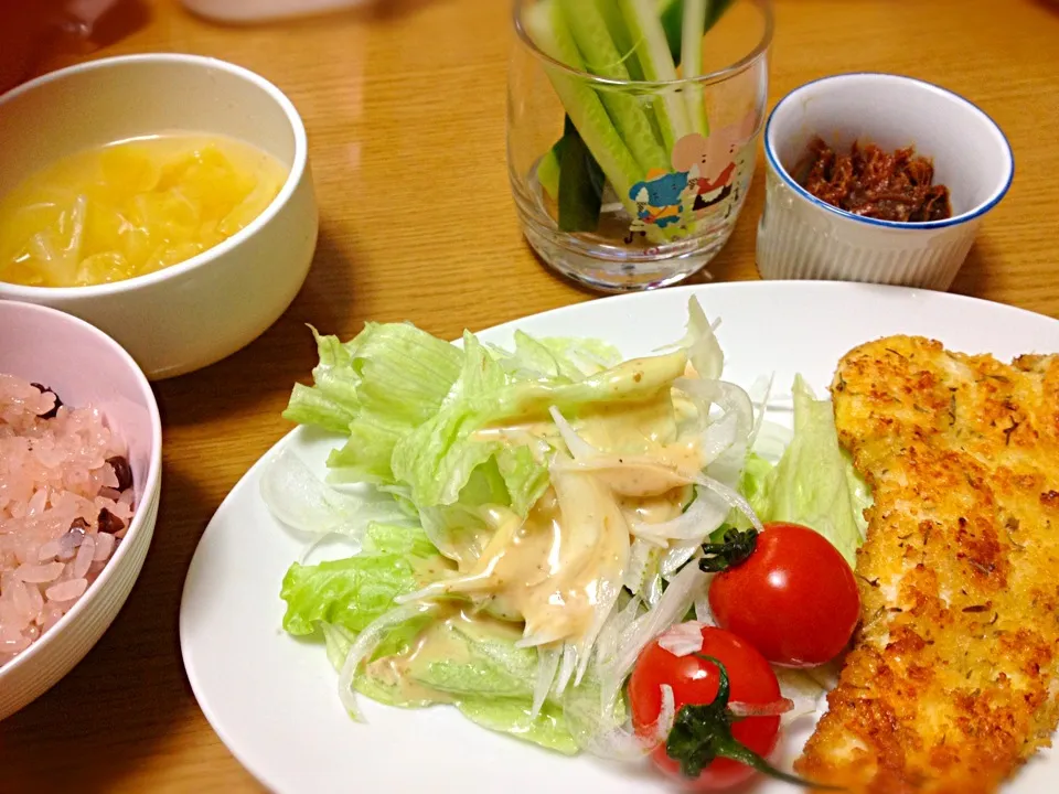 チキンカツレツ、お赤飯、スティック野菜、キャベツのコンソメスープ|まりこさん