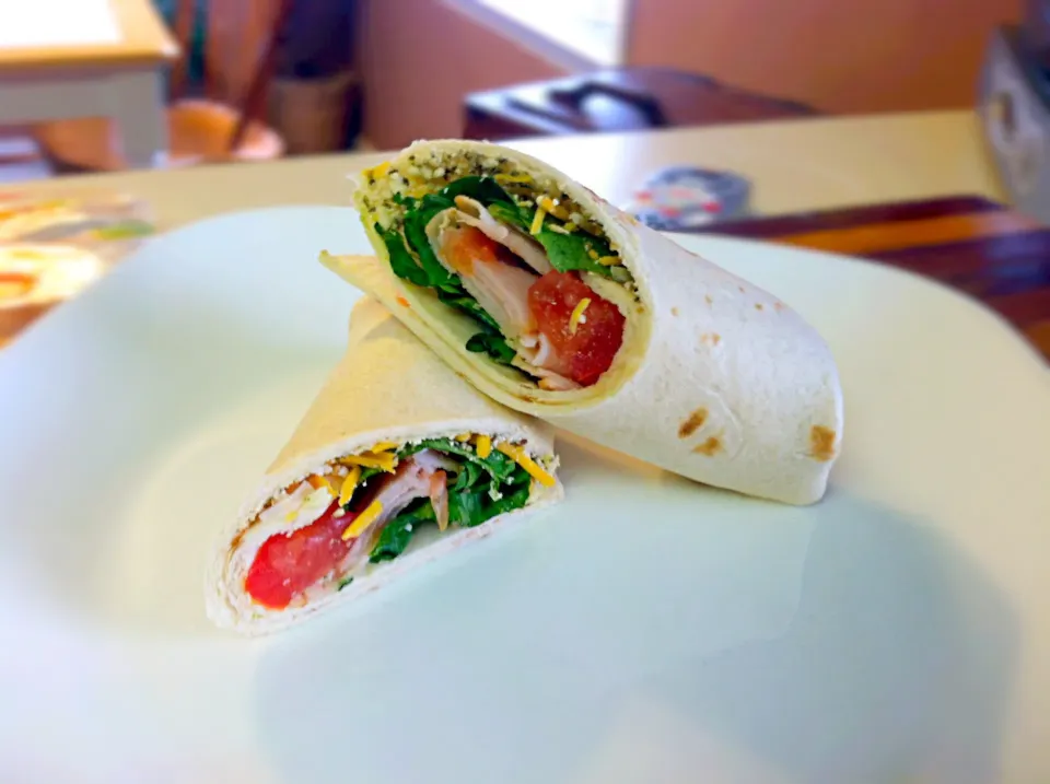 Lunch Wrap with turkey and feta cheese! 🍞🍅|cassieさん