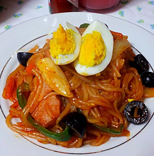 spicy korean noodles with bacon and black olives|Eunice Pacsiさん