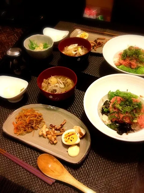 ネギトロ丼 豚汁 白滝と切り干し大根の炒り煮 イカげそ焼き 煮卵 とろろ 水菜はりはり|ochihekoさん